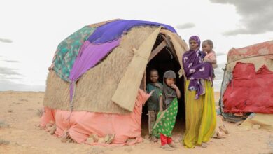 زنی در کنار 3 فرزندش در 23 ژوئن 2022، در روستای Uusgure Nugal Puntland سومالی، بسیاری از زنان از تغذیه نامناسب فرزندان خود شکایت کرده اند، زیرا آنها مقدار کمی خوراک برای تغذیه فرزندانشان دارند. زنان در سومالی نگران خشکسالی و کمبود هستند