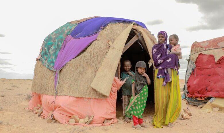 زنی در کنار 3 فرزندش در 23 ژوئن 2022، در روستای Uusgure Nugal Puntland سومالی، بسیاری از زنان از تغذیه نامناسب فرزندان خود شکایت کرده اند، زیرا آنها مقدار کمی خوراک برای تغذیه فرزندانشان دارند. زنان در سومالی نگران خشکسالی و کمبود هستند