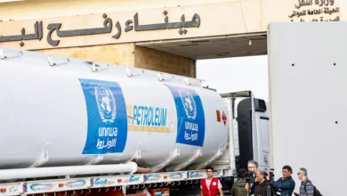 تانکر سوخت با لوگوی آنروا در رفح (غزه) - نماد کمک رسانی سازمان ملل به مردم غزه